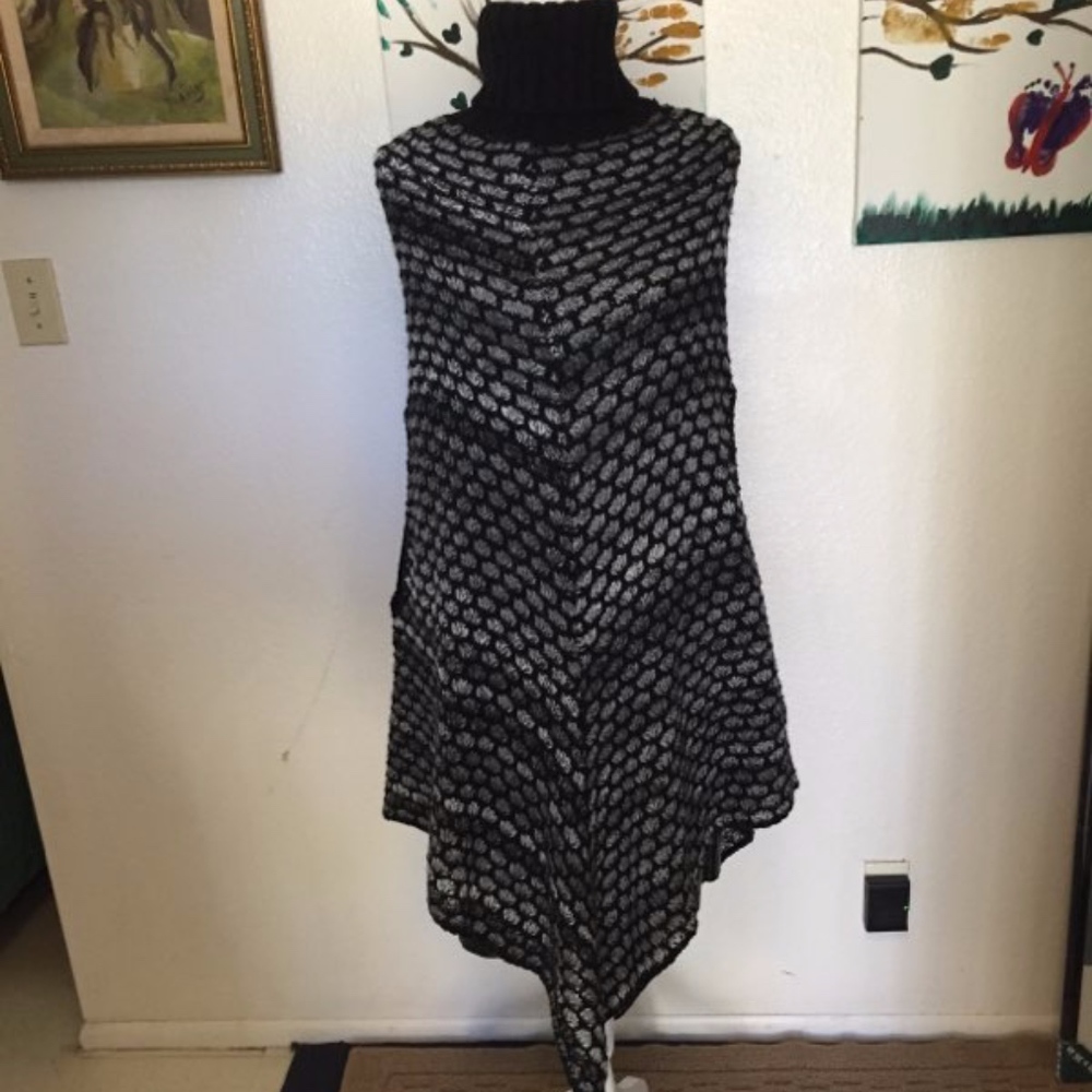 BCBG Sweater/Poncho 72%Arcylic 28% Wool - Picture 1 of 6
